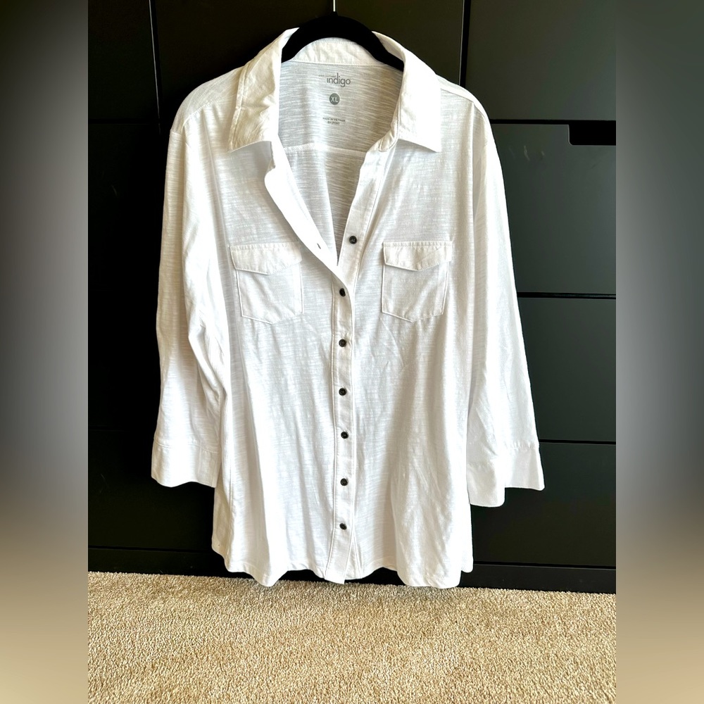 White cotton/polyester blend button up top.